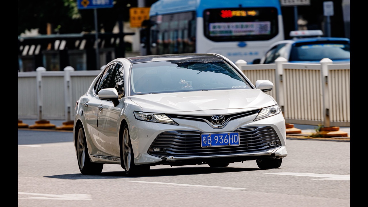 Бизнес седан — Toyota Camry, Lexus ES